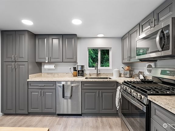 3rd image of 14018 20th Street Ct