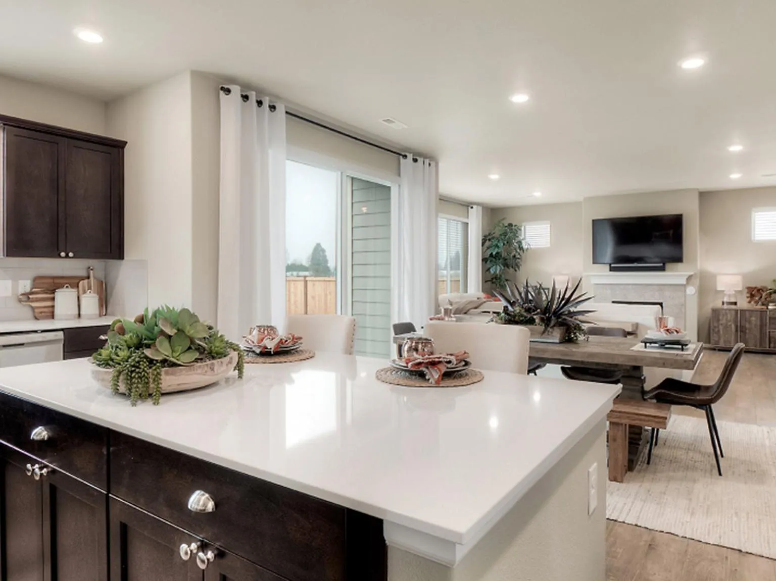4 bed, 2.5 bath, 2704 sqft, $3,600 — Photo 4