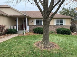 401 Dammann Dr, Eldridge, IA