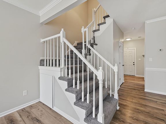 2nd image of 729 Creekside Cres