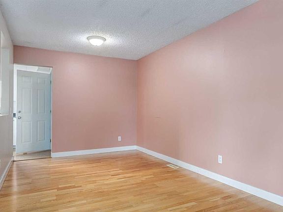 5th image of 7 N Lake Sylvan Close SE
