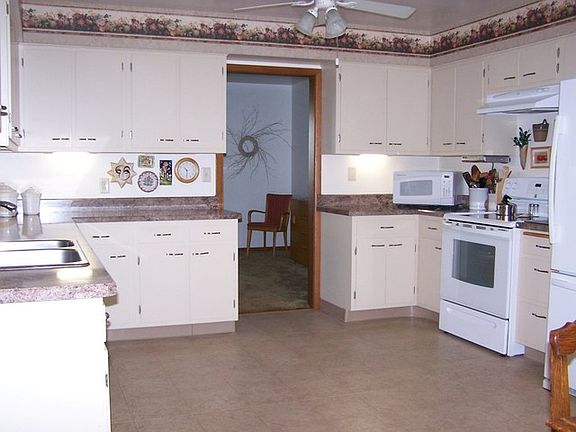 4th image of 870 E Fairview Dr