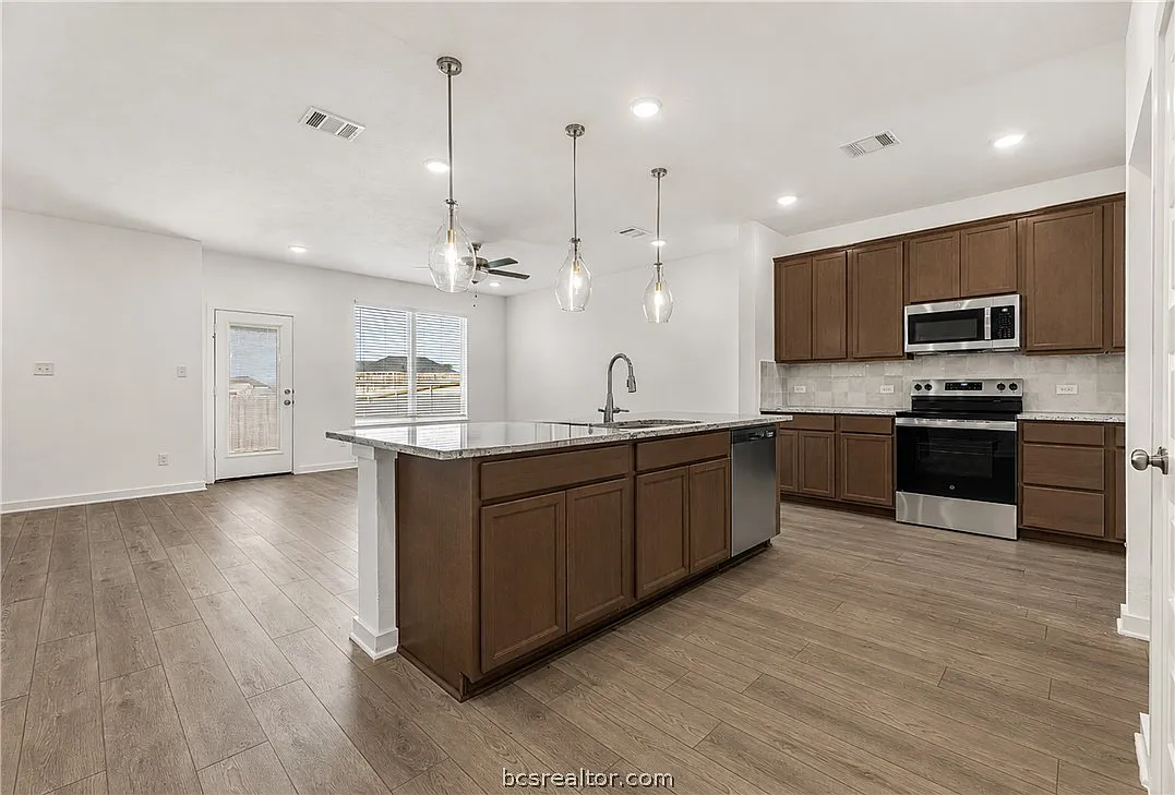 3 bed, 1613 sqft, $1,995 — Photo 2