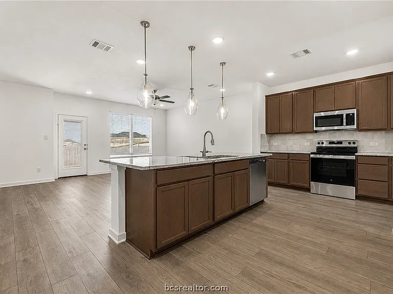 1927 Sebright Dr — Photo 2