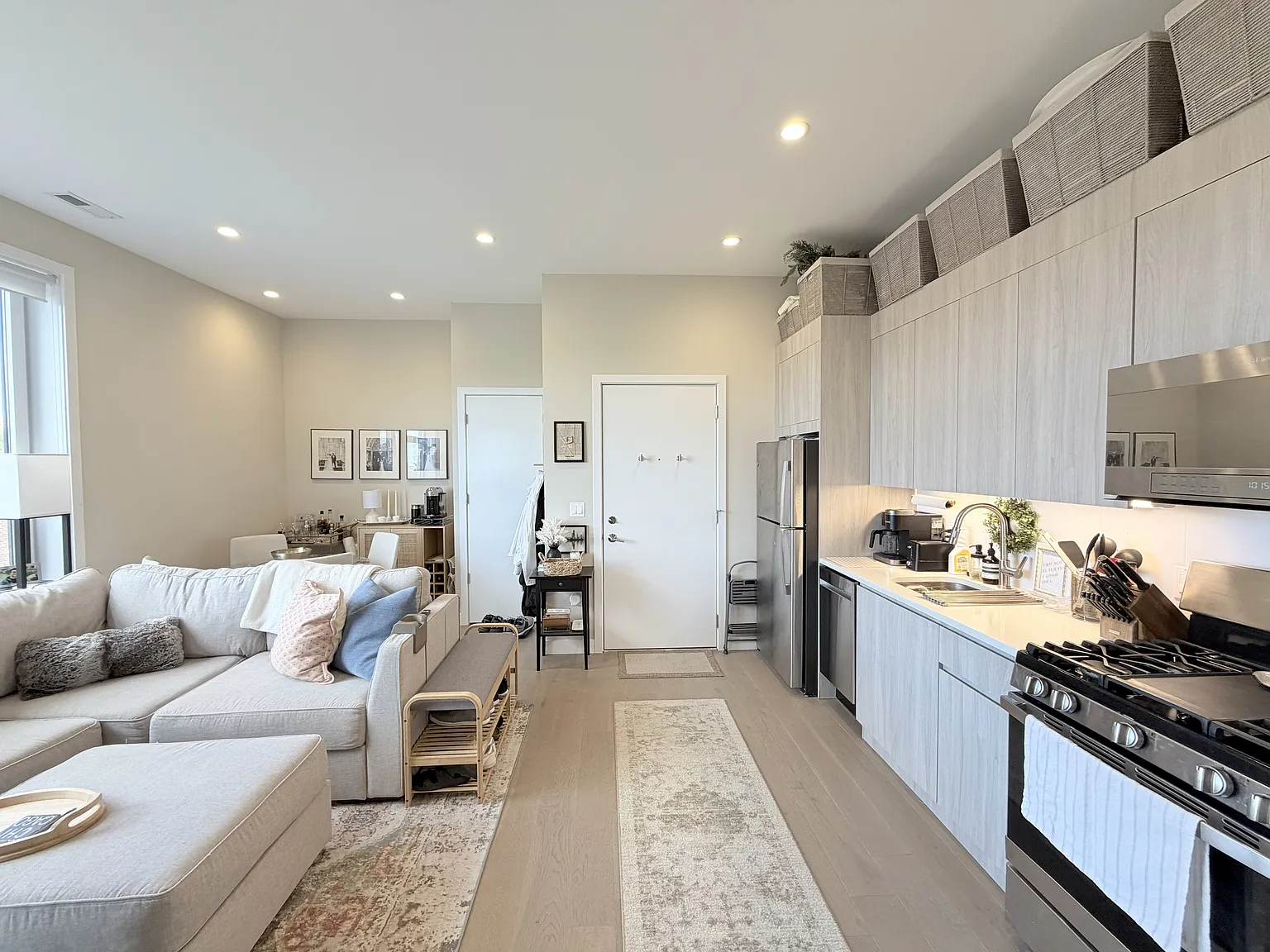 2 bed, 900 sqft, $3,350 — Photo 1