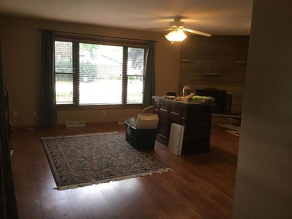 3rd image of 610 Lincoln Ln