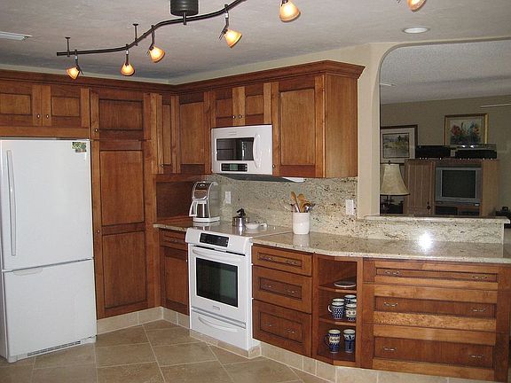 3rd image of 2271 Lakewood Dr