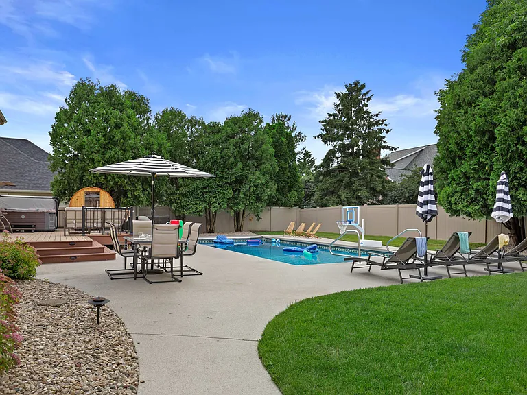 1872 Barrington Dr — Photo 77
