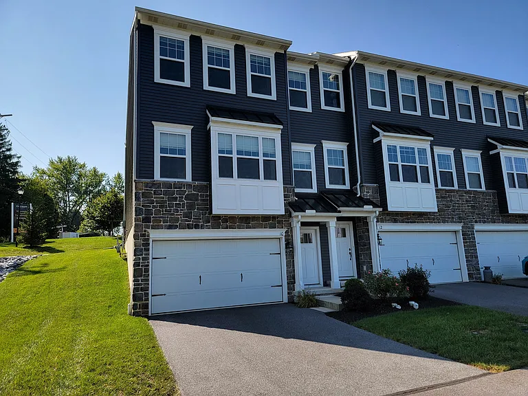 10 Glenbrook Ct — Photo 1