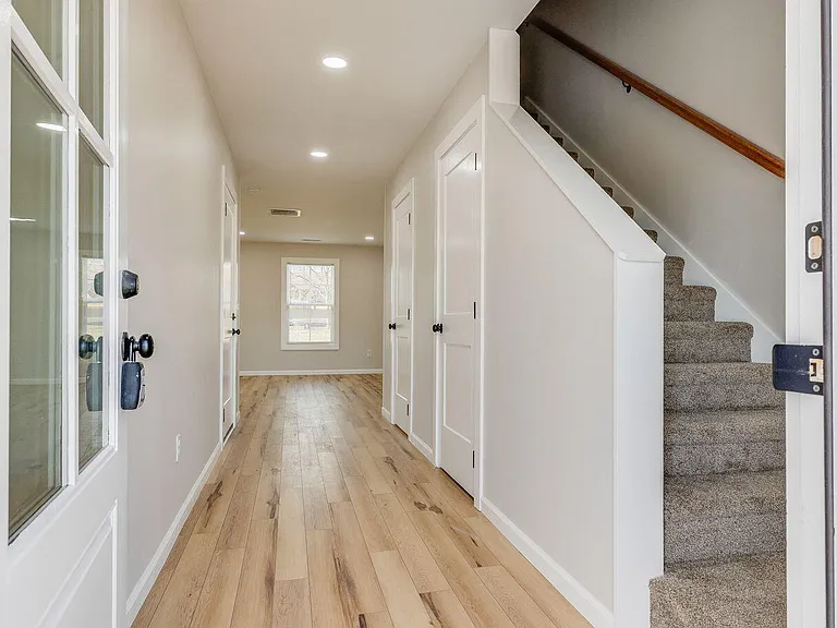 300 Robin Hood Ln — Photo 4