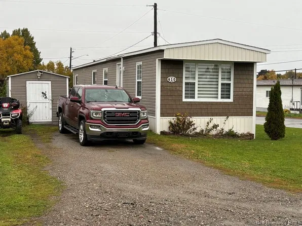 610 College St, Bathurst, NB E2A 2T6