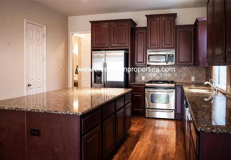 2410 Knight St — Photo 3
