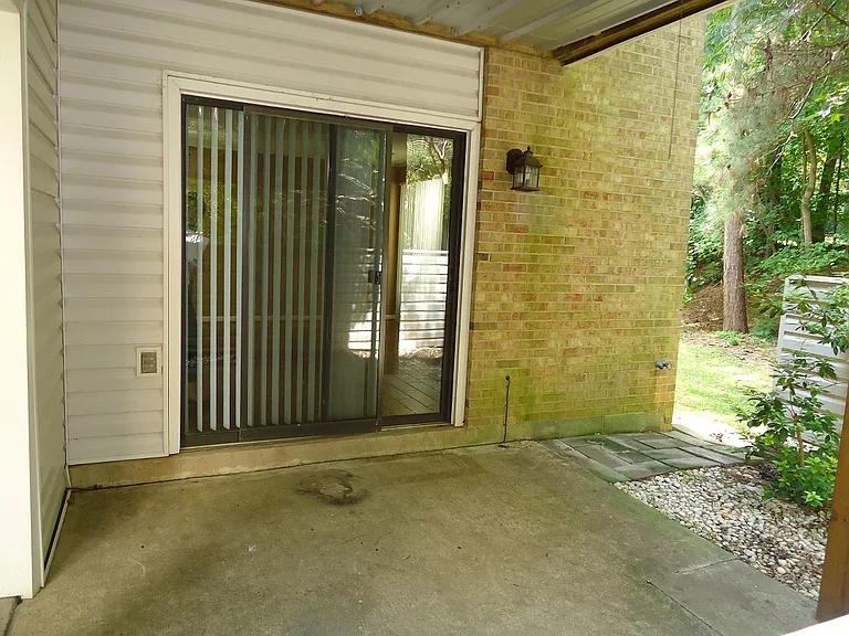 110 Manhattan Ct — Photo 11