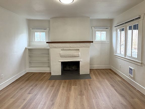 Living room (fireplace does not work).