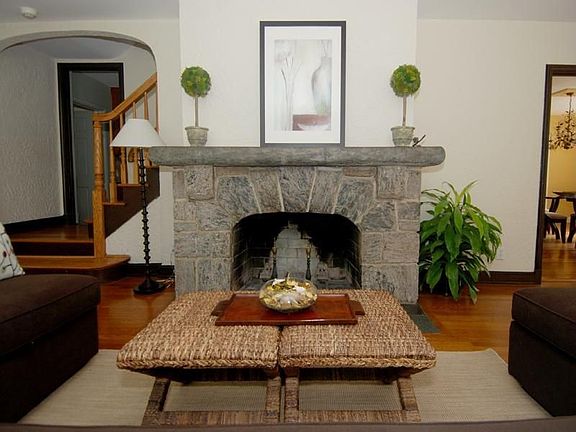 Stone Fireplace i Living Room