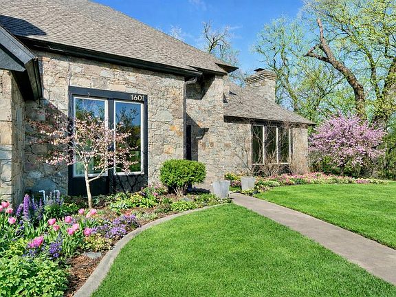 2nd image of 1601 Hazelhurst