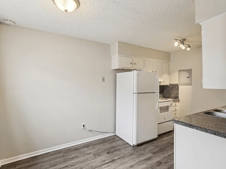8519 Parallel Pkwy — Photo 12