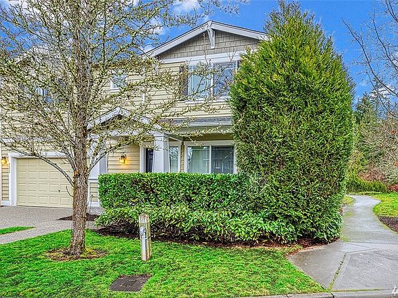 Corner lot with great privacy, with a path to a short walk Rosa Park Elementary school (5 min) and highly anticipated new middle school (10 min walk). The culdesac next to the house also can park many cars for visitors and kids to play outside. 