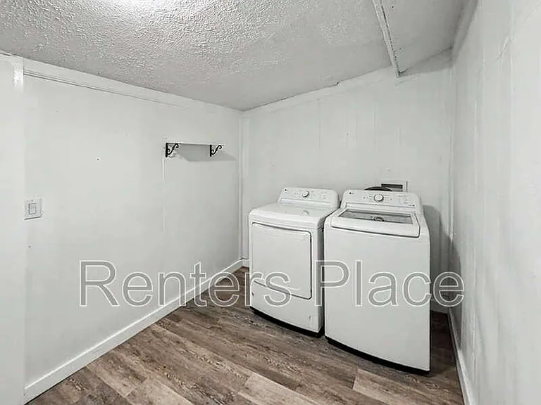 908 W 6th St — Photo 8