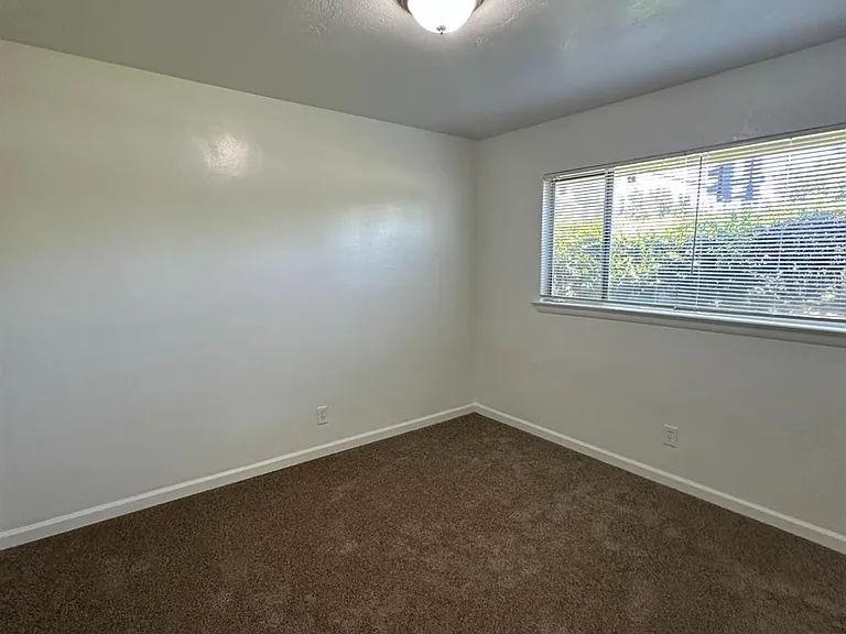 2404 N Angus St — Photo 9