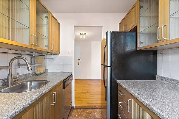 Sold by Thomas Lipovetsky, LREB | media 2