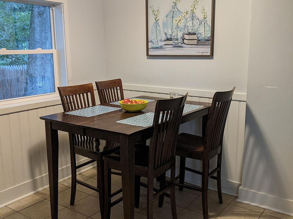 Eat in kitchen