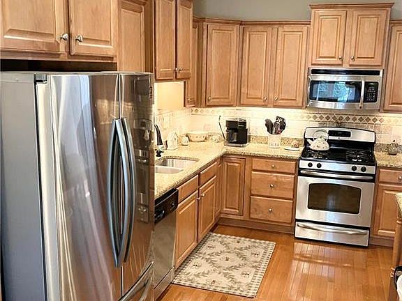 2nd image of 882 Graystone Cir