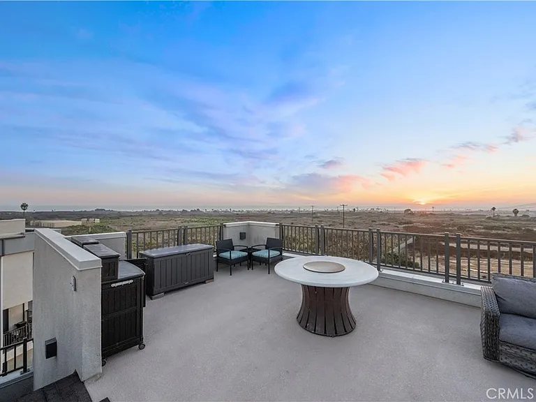 1068 Hampton Dr — Photo 43