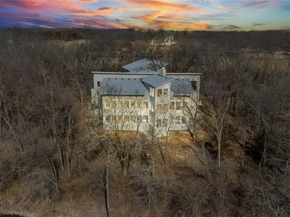 16371 Lake Point Dr, Bonner Springs, KS 66012