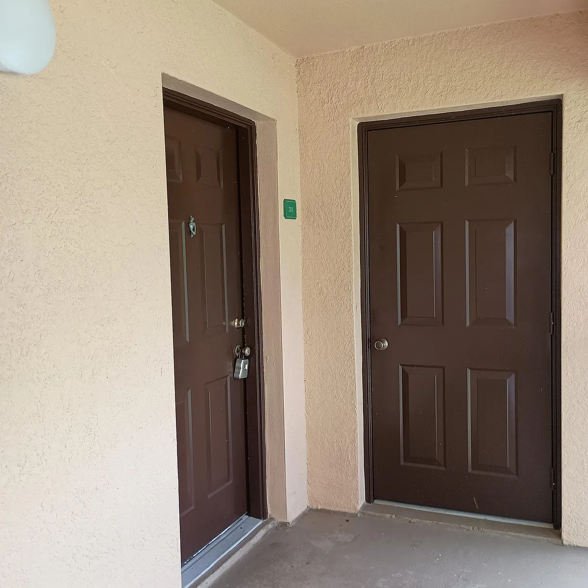 Building Photo - 131 SW Palm Dr #201