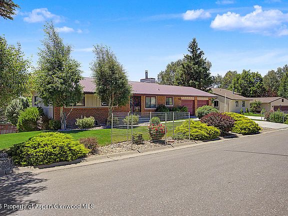 3rd image of 982 Alta Vista Dr