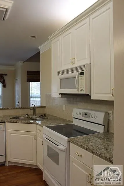 5 bed, 3.5 bath, 3756 sqft, $2,800 — Photo 3