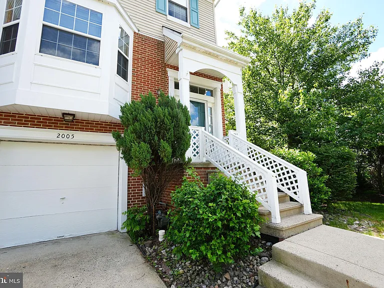 2005 Harvard Dr — Photo 2