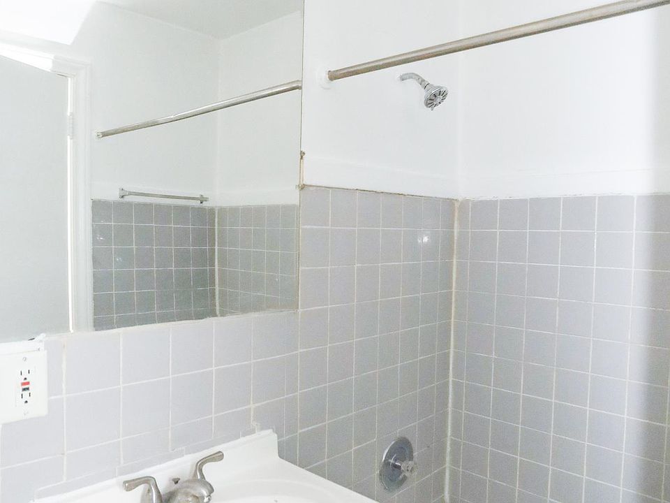 2nd image of 5935 N Northwest Hwy APT 324