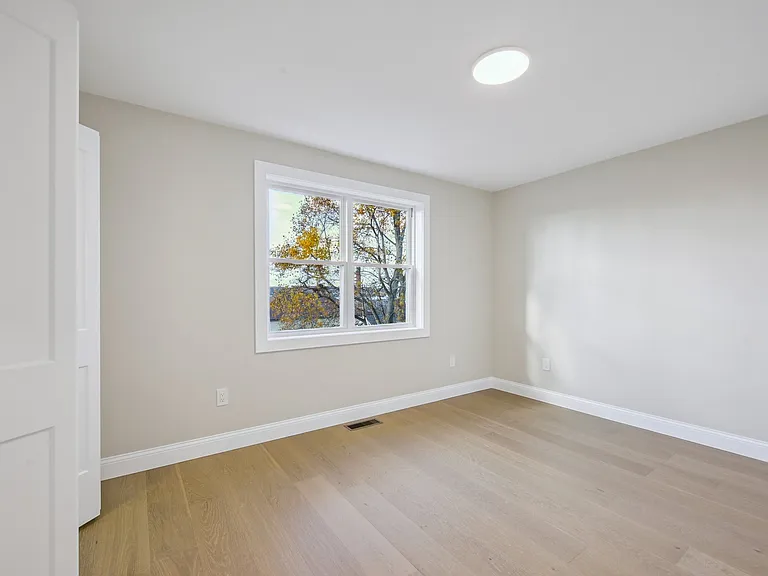 110 Stowe St — Photo 9