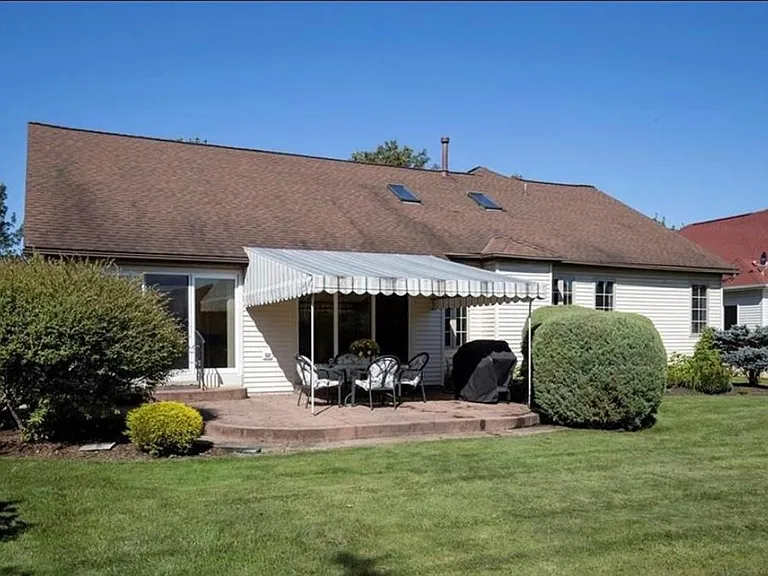 35 Hobnail Dr — Photo 2