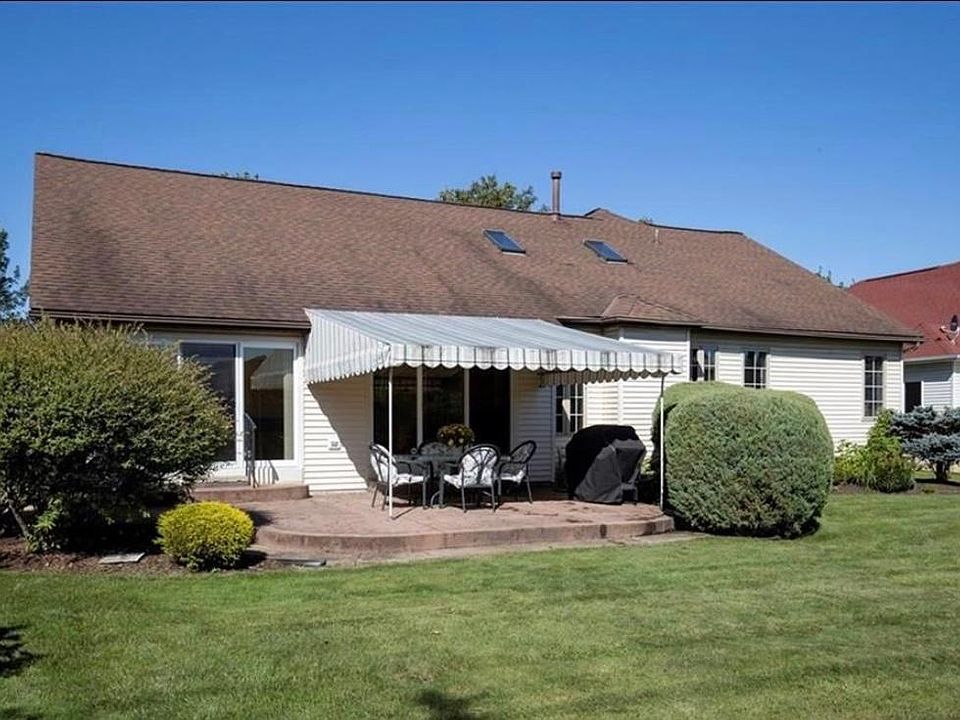 2nd image of 35 Hobnail Dr