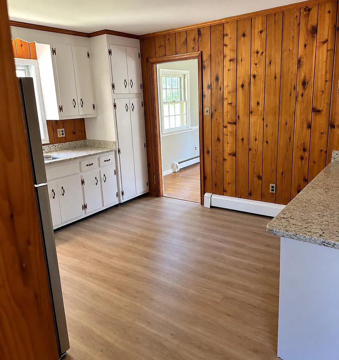 4 bed, 3.0 bath, 3000 sqft, $910 — Photo 2