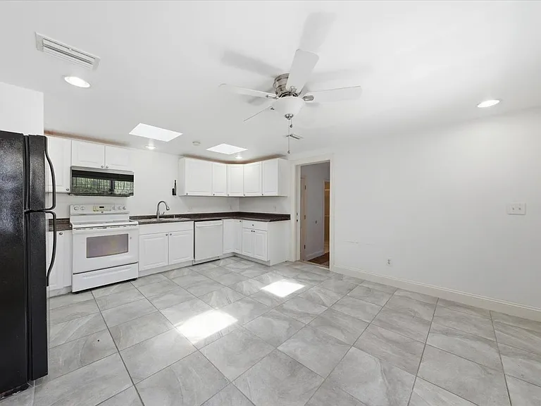 1647 Bay St SE — Photo 5