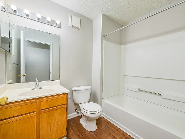 Griffith Commons Apartments — Photo 8