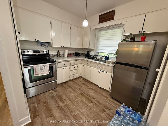 4th image of 79 Maple Cres