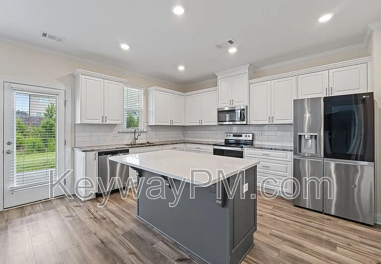 585 Hampton Dr — Photo 13