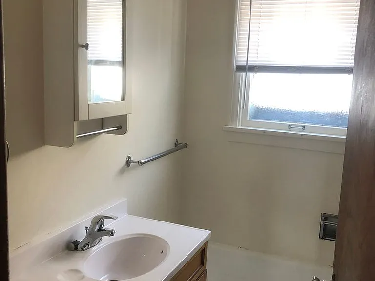 555 Woodsdale Ave — Photo 7