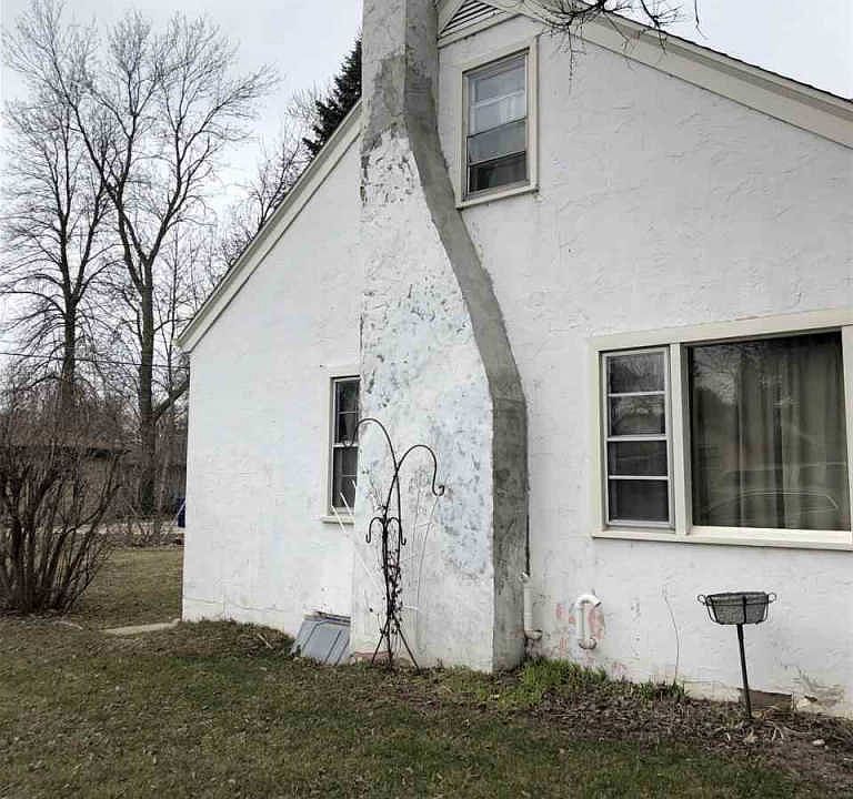 2nd image of 1558 E Mason St