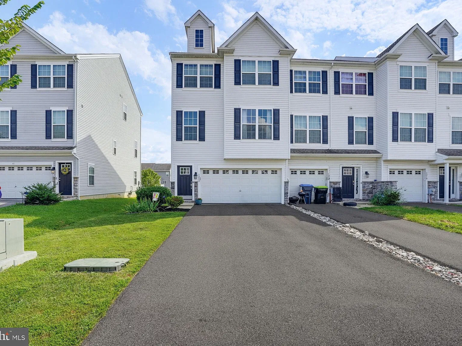 3 bed, 2.5 bath, 2600 sqft, $2,800 — Photo 2