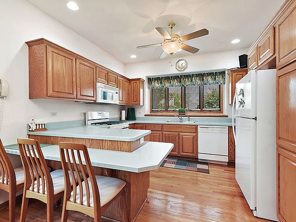 4th image of 21216 Lakeview Ct
