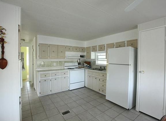 3rd image of 919 Hawthorn Cir