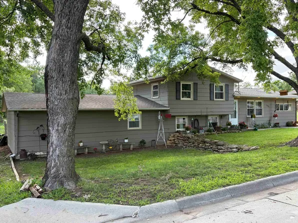 1301 10th St, Clay Center, KS 67432
