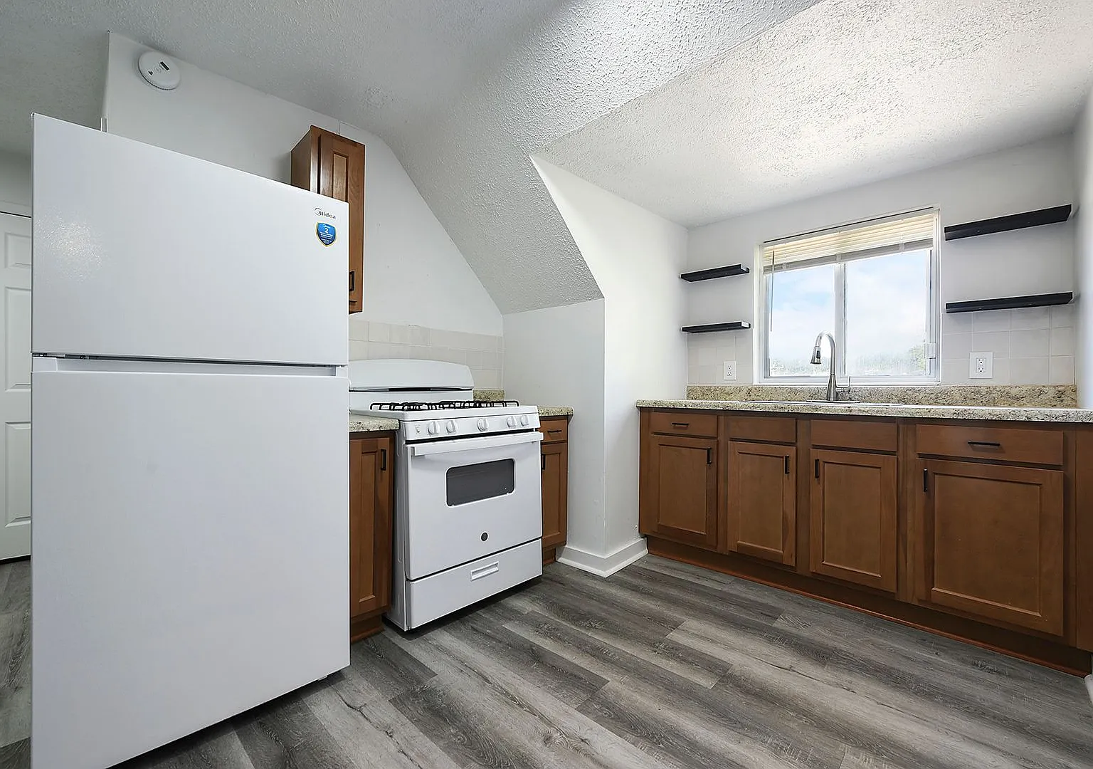 420 Broadway Avenue — Photo 2