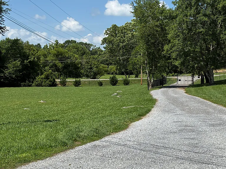317 Burnett Station Rd — Photo 2
